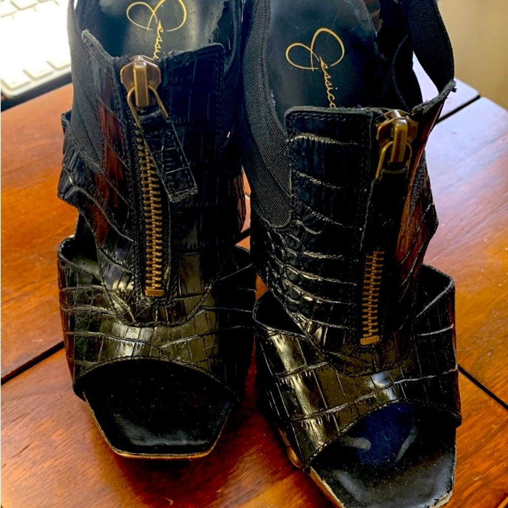 Beautiful sandal wooden heel